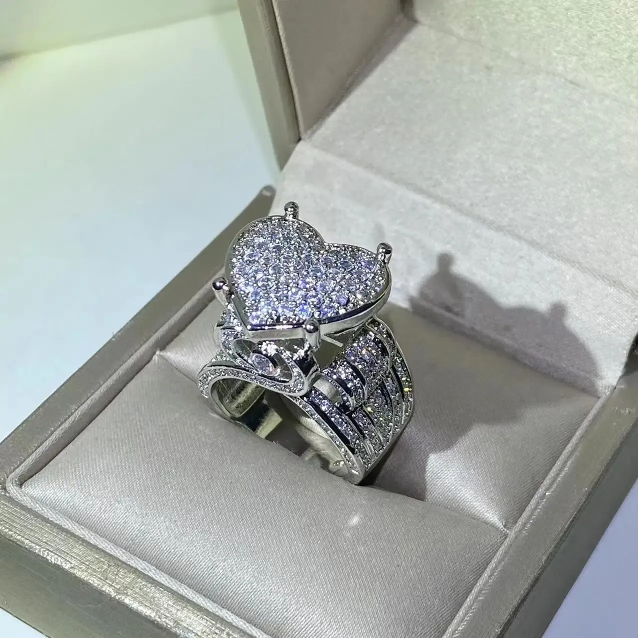 Обручальные кольца Серебро 925 Изысканное кольцо с большим сердцем 5A CZ Micro Pave Кубический цирконий Полностью замороженный Bling Хип-хоп Панк Мужчины Женщины Ювелирные изделия 231127