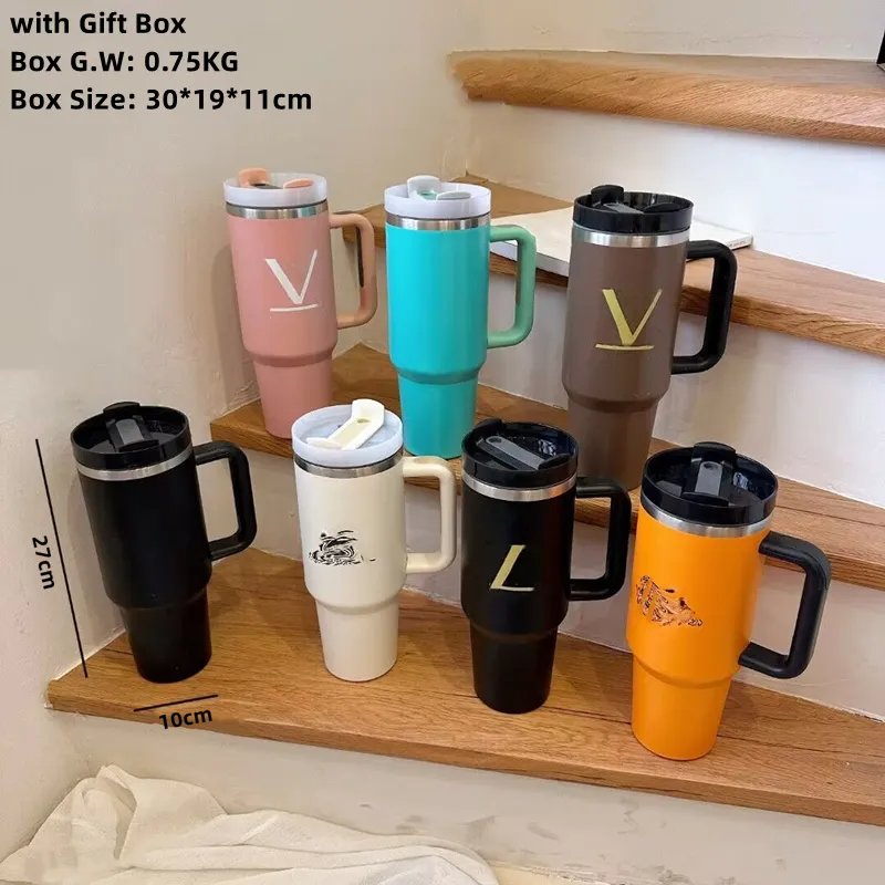 Gobelet de créateur de tasse de 40 oz avec poignée, gobelets isolés, couvercles en paille, tasse à café en acier inoxydable, tasses de voiture de voyage, bouteilles d'eau potable isolées sous vide dans une boîte