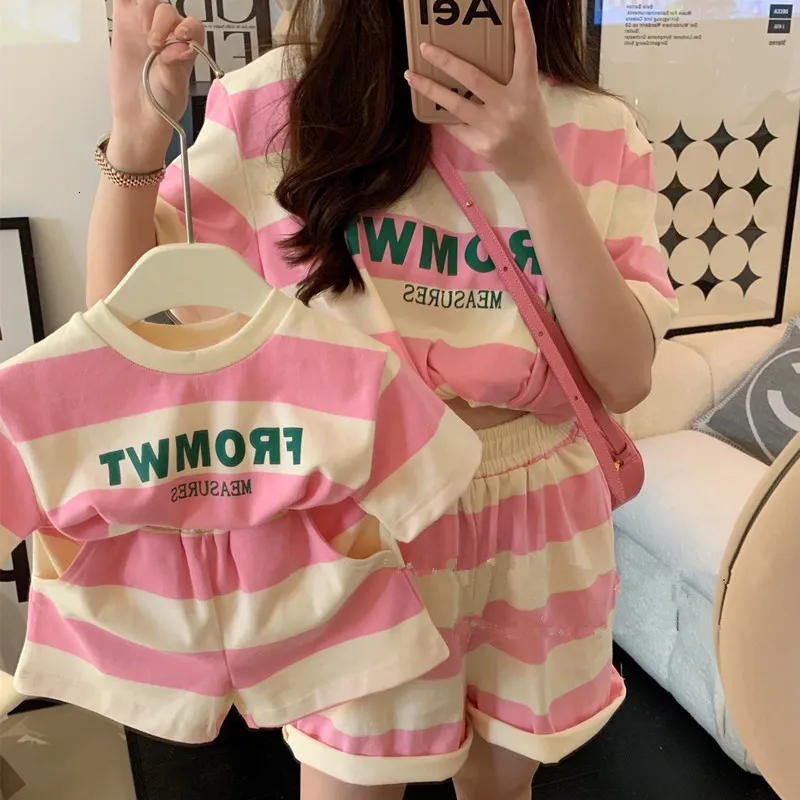 Family Matching Outfits Baby And Mommy Matching Outfits Like Mother Like Daughter Clothes Korean Childrens Clothing Summer Womens Suit Girls Sets 230427
