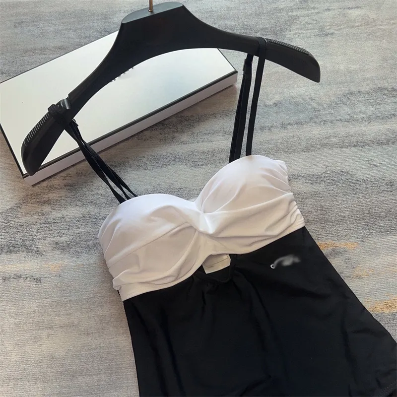 Diseñador de lujo Bikini clásico C Traje de baño Mujeres Trajes de baño ahuecan sexy Moda Verano Vacaciones Playa Estilo Viento Cuerpo unido