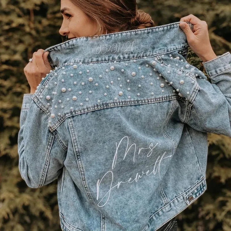 Chaquetas de mujer Declaración PERSONALIZADA Chaqueta nupcial de mezclilla Nombre personalizado Detalles de perlas Chaqueta MRS Fecha personalizada Colocación en el cuello Regalo de novia 230427