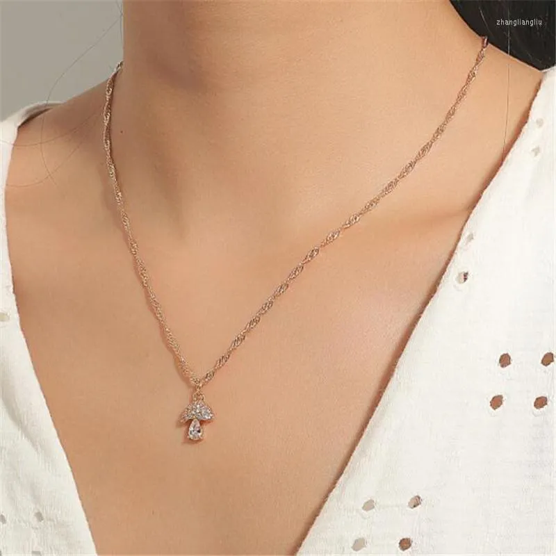 Colares pendentes Colar de cogumelos de cristal criativo Colar de cogumelo de ouro e prata Clavicle Fashion Jóias femininas