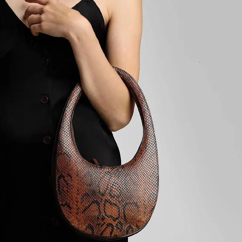 Evening Bags Spring Style Non Mainstream Snake s Skin Oval Handbag Female Design Pattern Three dimensional Simple Cool 231127