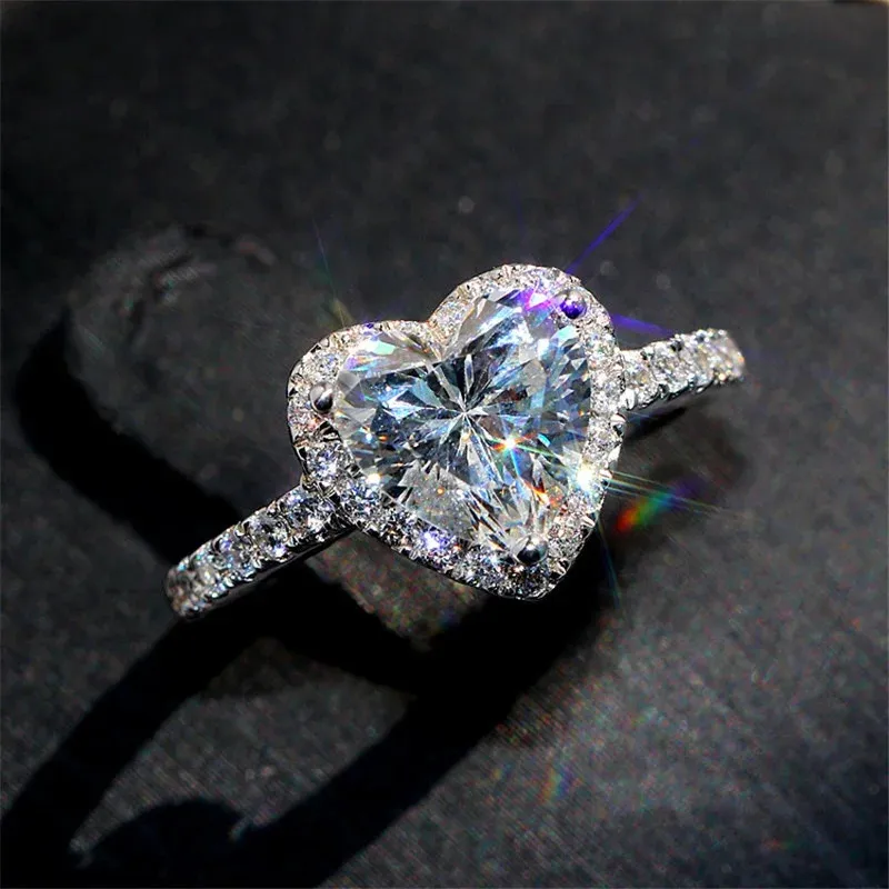 Wedding Rings Luxury Silver Color Heart Ring for Women Exquisite Fashion Metal Inlaid White Zircon Stones Engagement Jewelry 231124