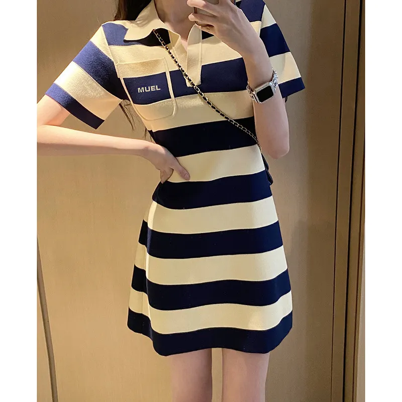 Casual Dresses 2023 Summer Polo Collar Contrast Stripe Kort ärmklänning för kvinnor French Retro Slim Fit Show Thin midje Stickad kjoltrend 230426