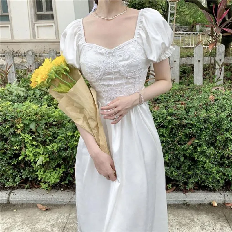 Robes décontractées Style français Vintage col carré Satin robe blanche femmes été 2023 fleurs brodées manches bouffantes élégante princesse