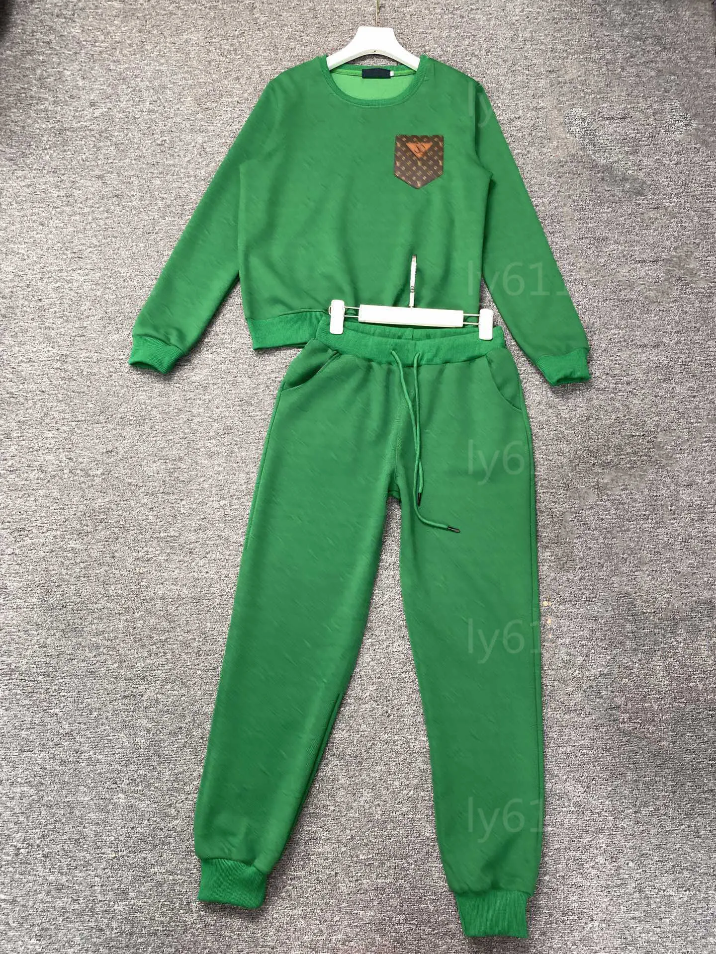 Tuta da donna Tuta da ginnastica Moda Verde Tuta da jogging Manica lunga Girocollo Felpa Lettera Pantaloni sportivi in rilievo Autunno 2 pezzi Set Abbigliamento da donna firmato