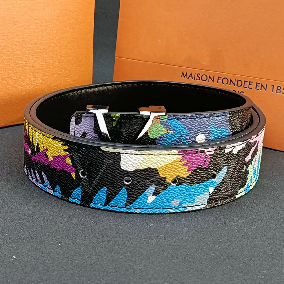Genuine Leather Graffiti Belt for Men with Golden Buckle 3.8 cm Width 2024 Fashion Designer Belt Gift Box Included 105 110 115 120 125 Sizes