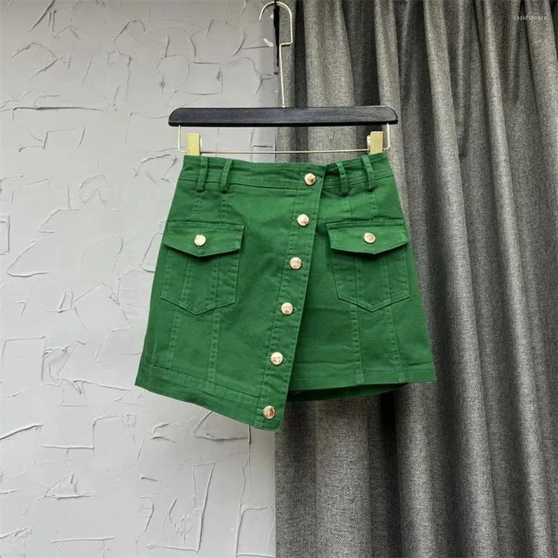Faldas de moda verde mezclilla corta para mujer verano 2023 chic niña irregular botón oblicuo elasticidad de la cintura alta jean mini falda