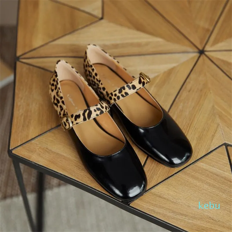 Sandaler Spring Women Pumps Patent Leather Round Toe Splicing Leopard Print OneLine Buckle Low Heel Women Shoes