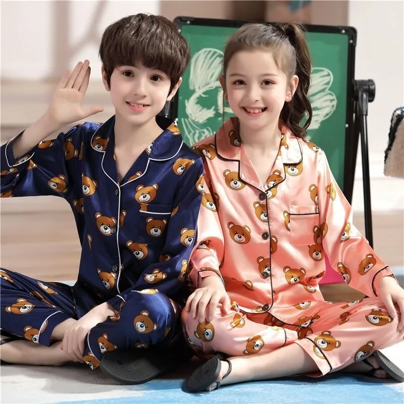 Pijamas lapela impresso seda de manga comprida pijama conjunto meninas urso dos desenhos animados crianças casa wear criança menino pijamas para crianças 231124