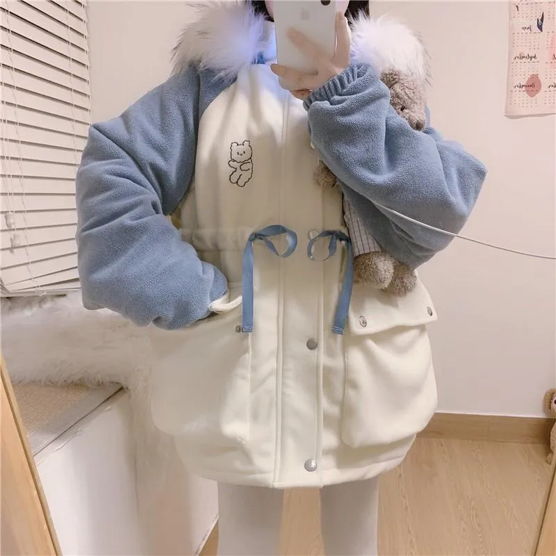 Costume a tema Cappotto Loli caldo addensato invernale Simpatico orso ricamato Abito da lolita in cotone con collo in pelliccia sintetica studentessa giapponese studentessa