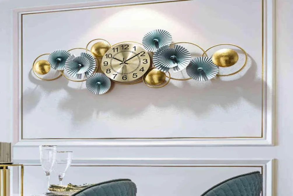 Kreatywny prosty zegar ścienny Nowoczesny design metalowy cyfrowy cichy zegar ścienny salon Horloge Murale Home Decoration DG50W H5513798