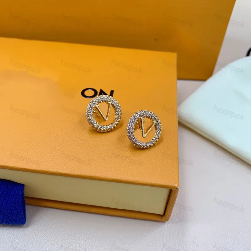 Kadınlar için şık saplama küpe tasarımcısı lüks tasarımcılar mücevher erkekler mektup v küpeler klasik altın kulak halkaları düğün orecchini aksesuarları