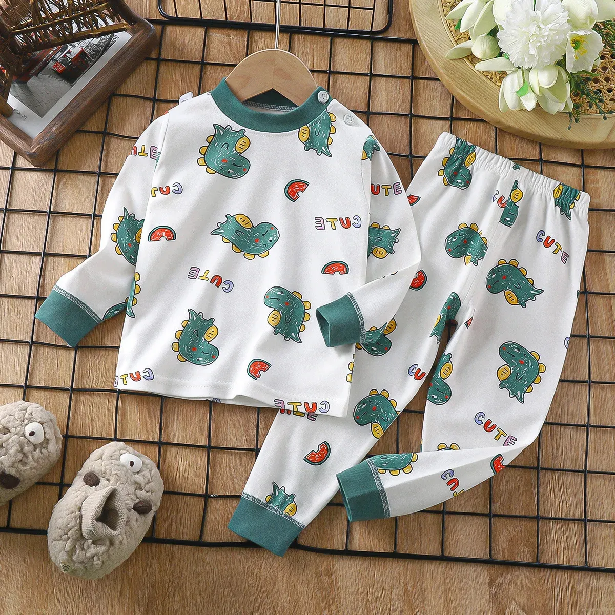 Pyjama's geprinte cartoon schattige baby lange mouw thuiskleding 2pcset peuter kostuum katoen comfort children ondergoed tops pant 231127