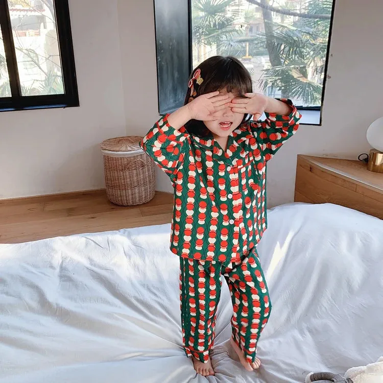 Pyjamas flickor kontrast färg vriddown krage pyjama setstodler barn gröna prickar pajamas set cardigan sömnwearchildrens kläder 231127