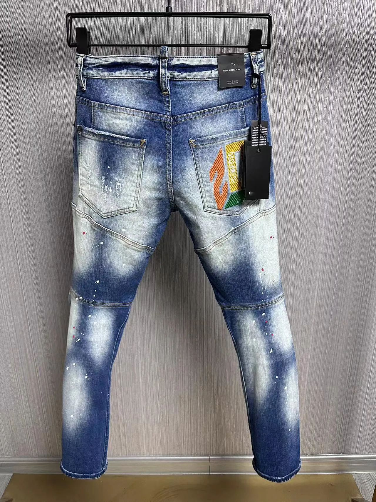 New Men Jeans Hole Light Blue Grigio scuro Italia Marca Uomo Pantaloni lunghi Pantaloni Streetwear denim Skinny Slim Straight Biker Jean per D2 Alta qualità 28-38 Taglia A6051