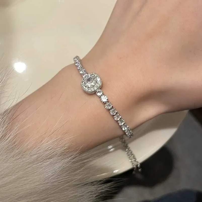 Berömd design av zirkonarmband, fyrkantig runda femspetsiga stjärna silver glitter ~ full av diamantdesign nisch högklassig armband 2023 Nya flickor ljus lyx yq231127