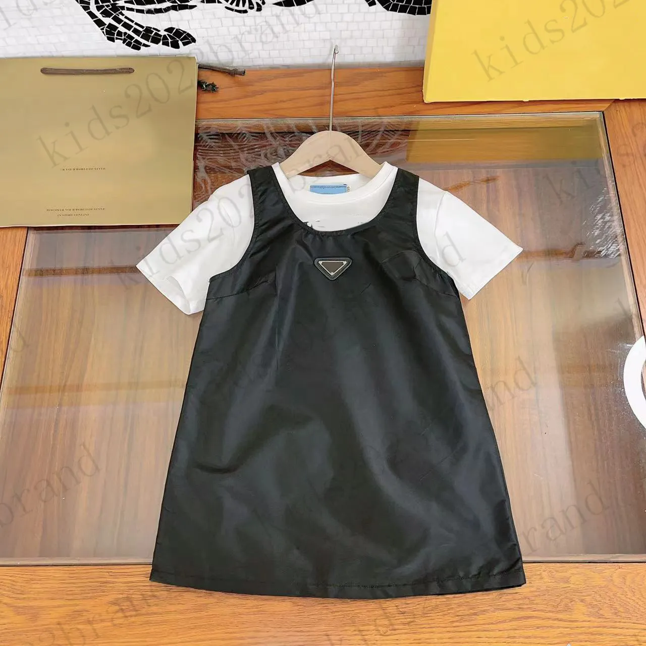 vestidos de girlas de grife de girlas de gente de duas peças vestido de suspensor de duas peças com camisetas T Tamanho das saias de crianças 110-160cm