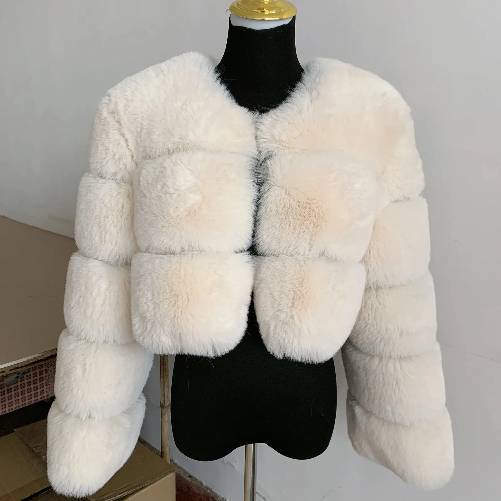 Женская куртка из искусственного меха Женская куртка из искусственного меха толстое пальто Короткая модная зимняя теплая шуба из искусственного меха Распродажа пушистого пальто предлагает женскую шубу из синтетического меха 231127