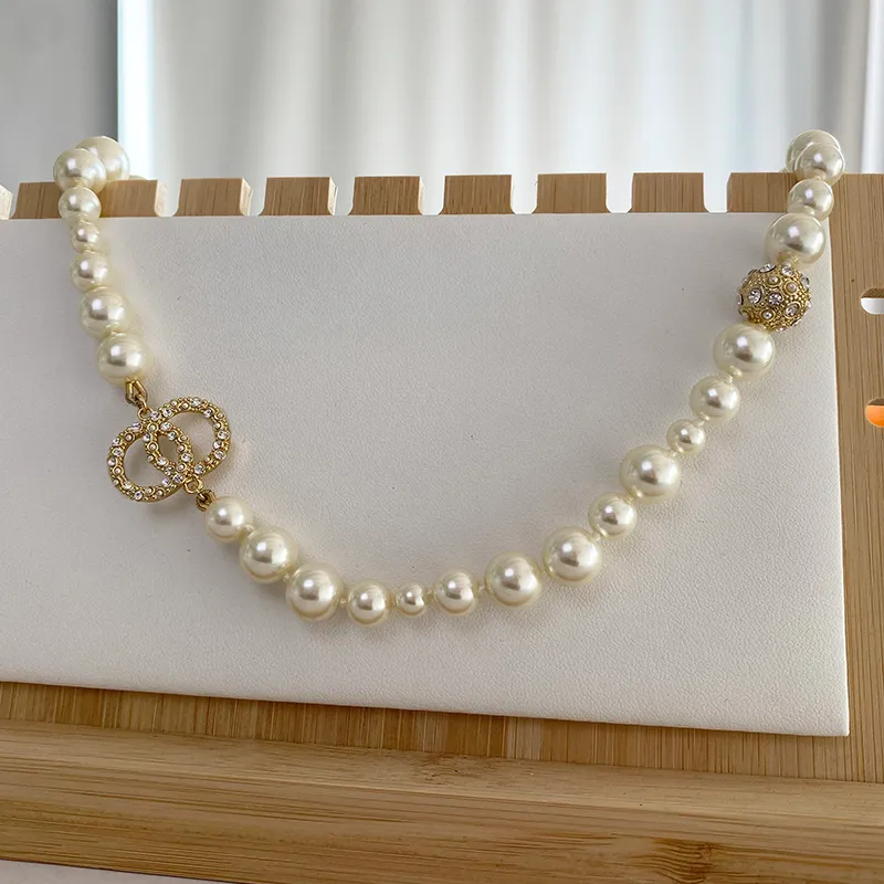 Diamante C Colgante Collar de perlas Diseñador para mujer Nunca se desvanece Diamante 18K Chapado en oro Cadena de suéter Regalo de boda Accesorios de joyería