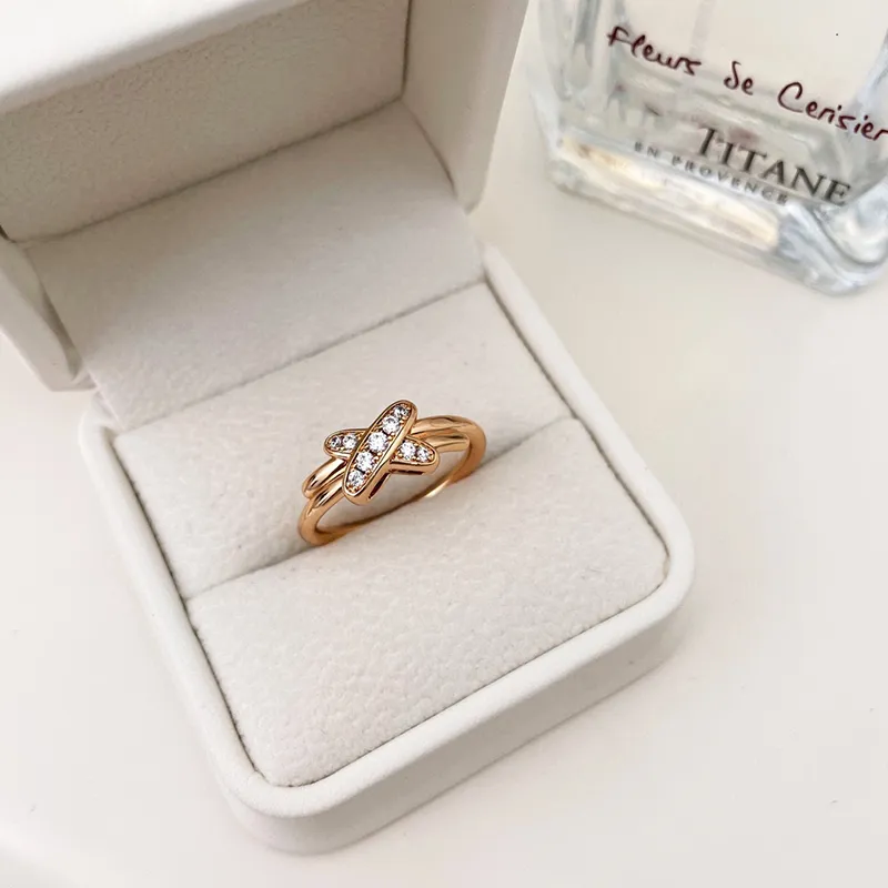 Anel de designer para mulheres Clássico Marca Anel Moda Na Moda Rosa Ouro Anéis De Diamante Anéis Casais Carta De Noivado Anéis Presente De Feriado Jóias Personalizadas Bom