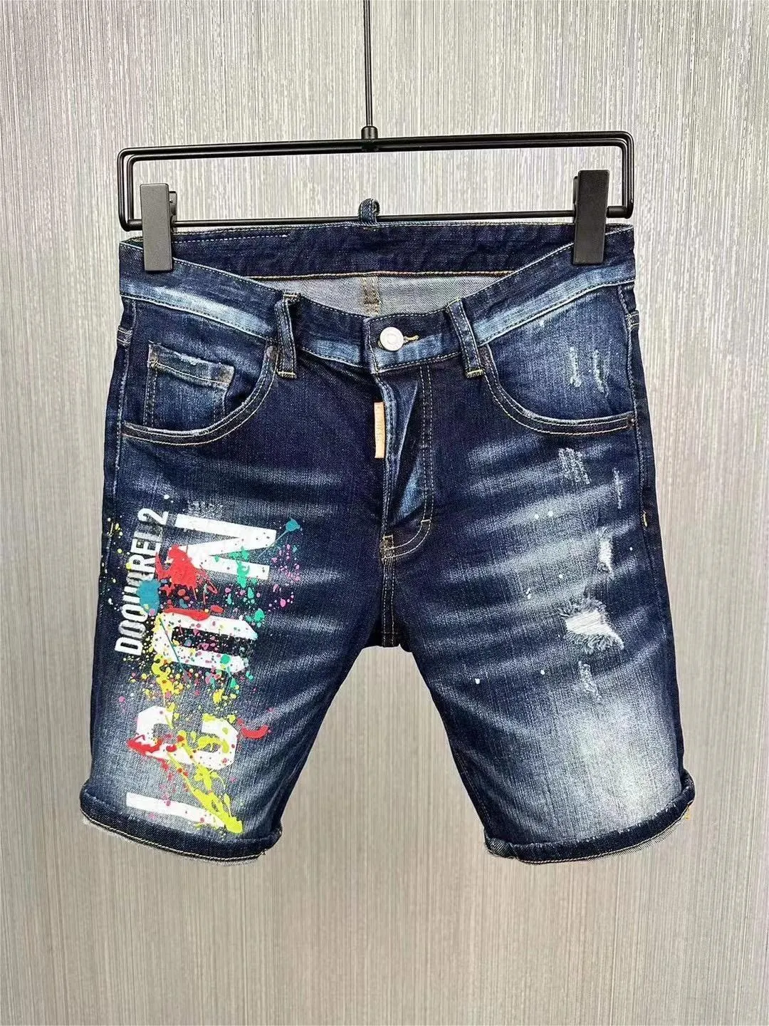 Mäns jeans 2023 modevarumärke Mäns vattentvätt slitna hål skaka målarcykel denimshorts A6011 230426