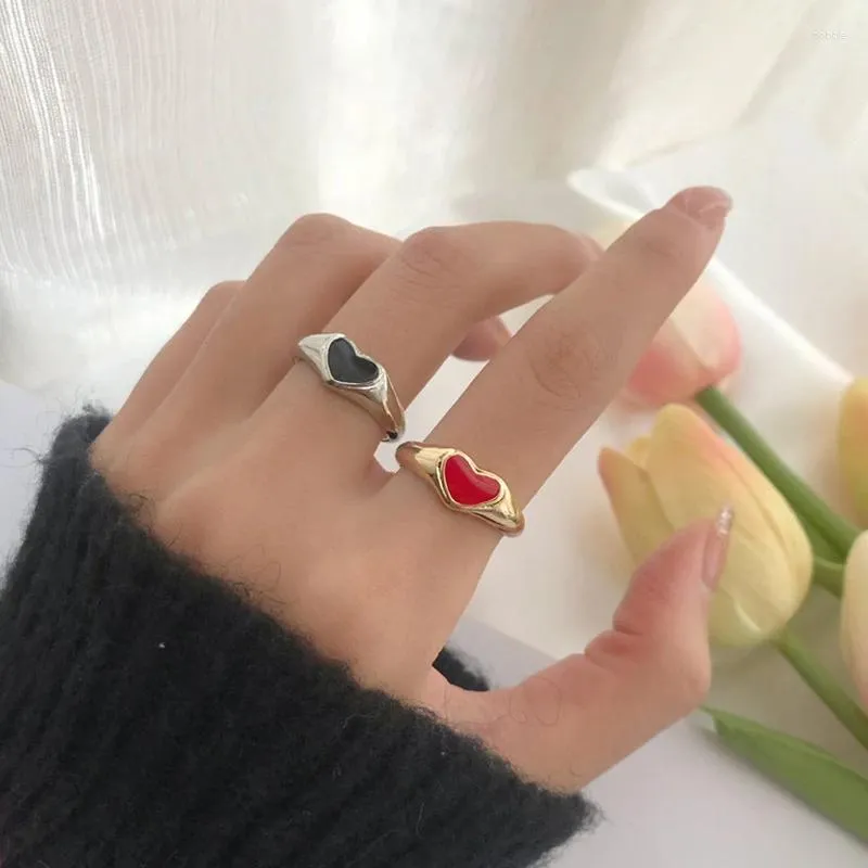 Bagues de cluster Romantique Simple Rouge Noir Bague en métal en forme de coeur Mode Punk Femmes Or Argent Couleur Charme Lady Party Bijoux Cadeau