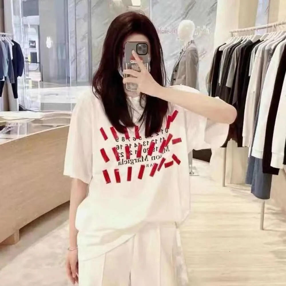 مصمم أزياء الملابس رجال المحملات Tshirt Margiela MM6 شريط مطلي مطبوع القطن الصيفي فضفاضة تي شيرت قصير الأكمام