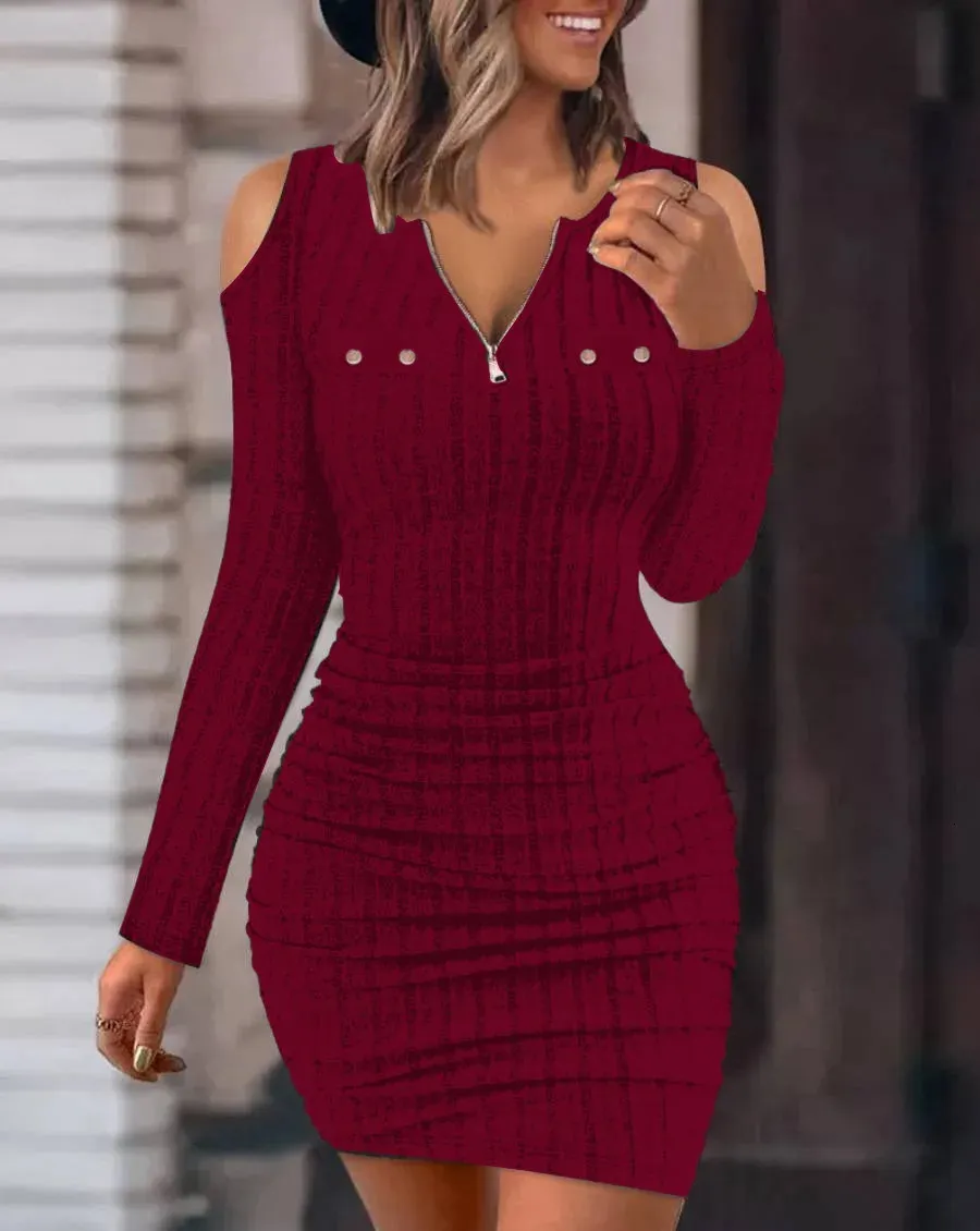 Temel gündelik elbiseler Sonbahar ve Kış Katı Metal Düğmesi Eğik omuz boyun sıkı sargılı kalça ince uyum Seksi Uzun Kol Elbise Kadınlar için 231127