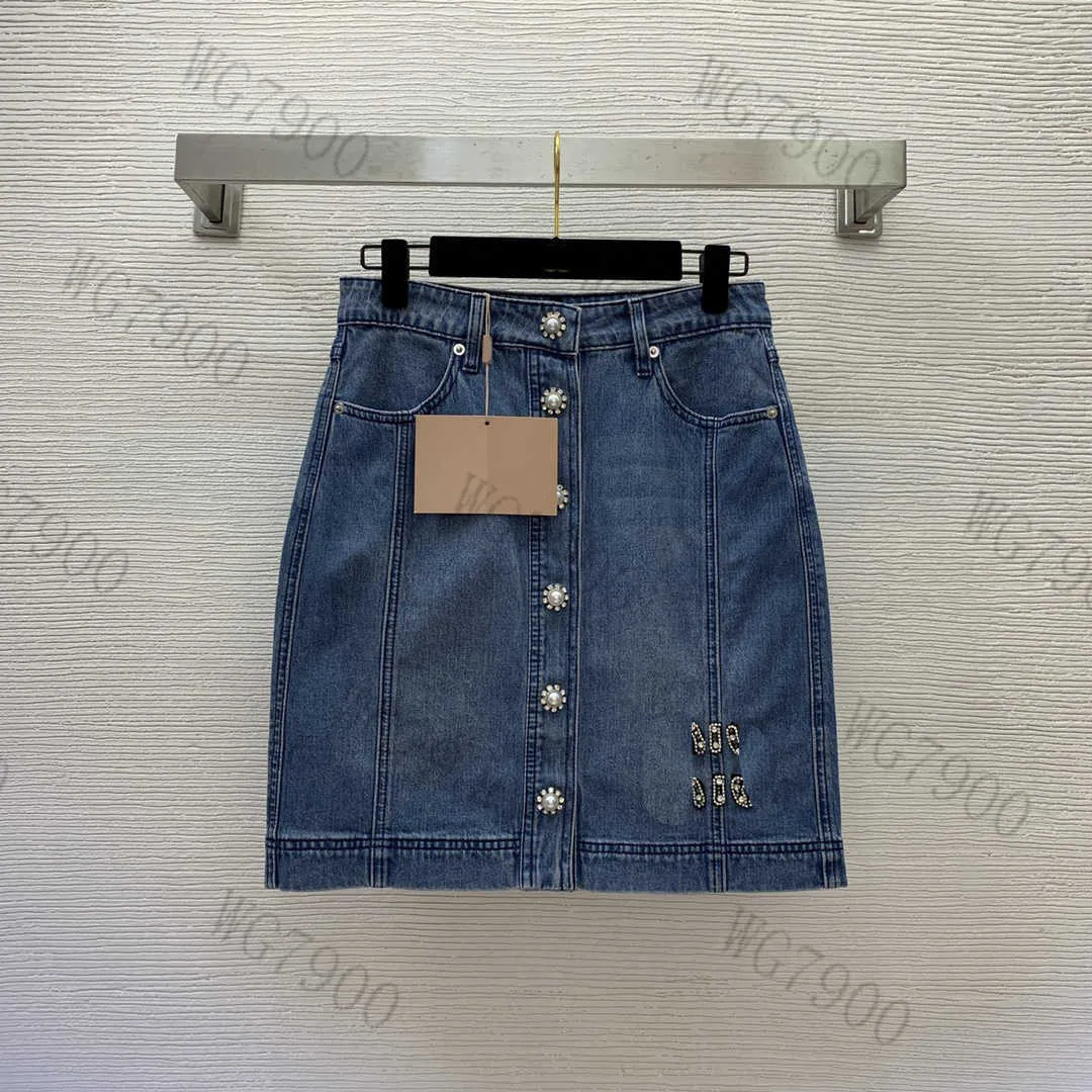 Avancerad anpassad kvinnors klänningar designer kvinnlig klänning tvättade stretch denim kjolar knappen frontknapp med diamantpärlade logotypklänningar hög midja smal wrap höft kjol