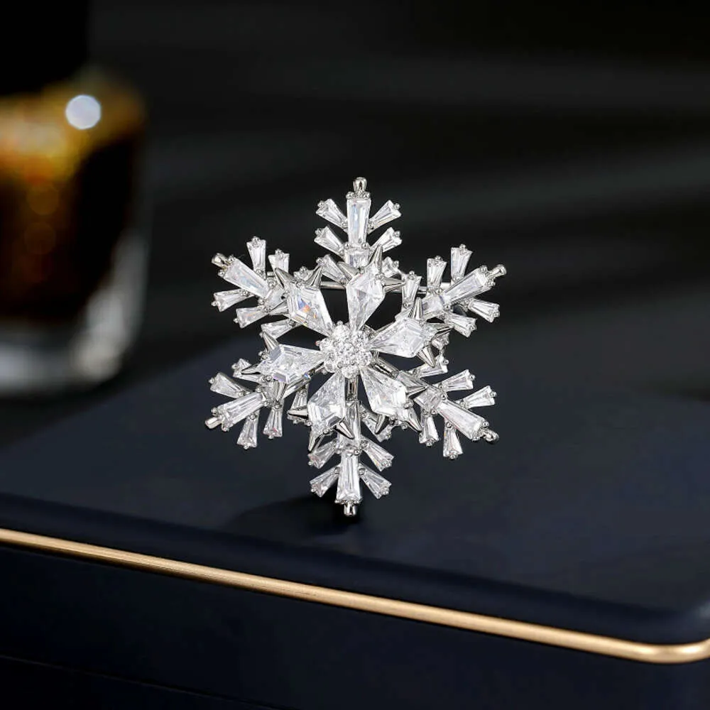 2023 Autumn and Winter New Advanced Feeling Delicate Bric Temperament Multi-purpose Anti-light Pin Can Rotate Snowflake Brooch