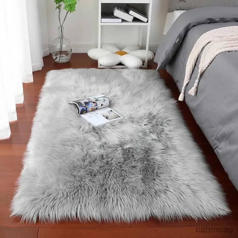 Tappeti Soffice tappeto grigio nel salotto, decorazione moderna, tappeti in pelliccia shaggy per la camera da letto e il tappetino, cuscino sul davanzale