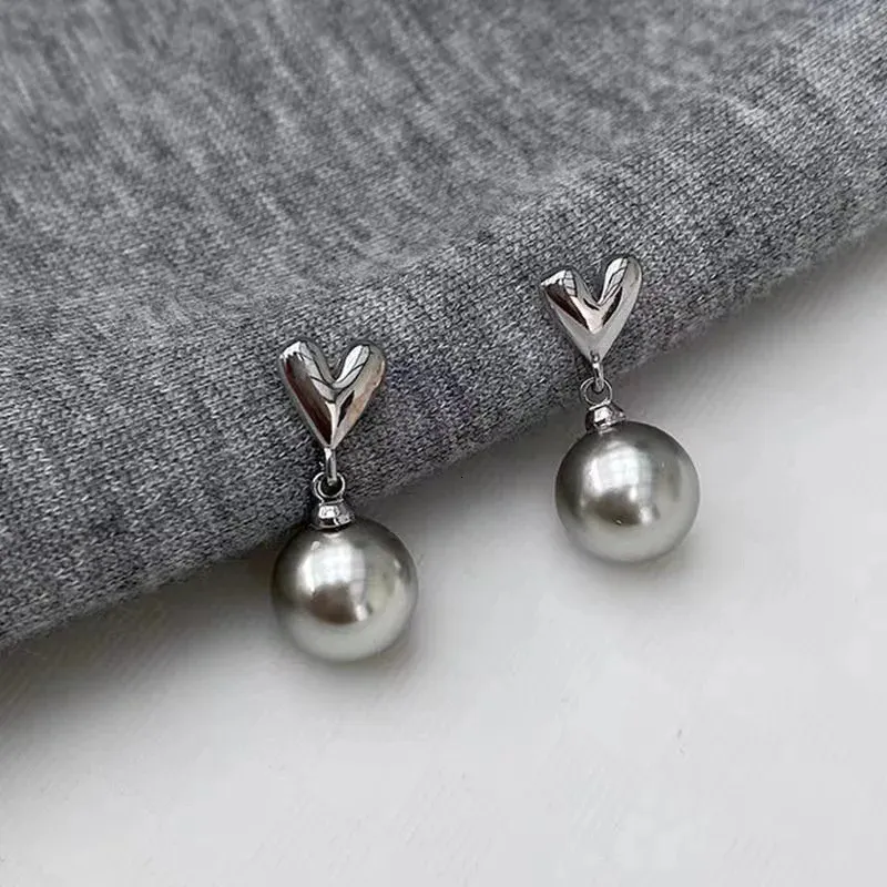 Brincos de pérola cinza luxuosos, simples e elegantes, adequados para mulheres. Novas tendências na moda metal amor coração brincos jóias presentes de festa 231128