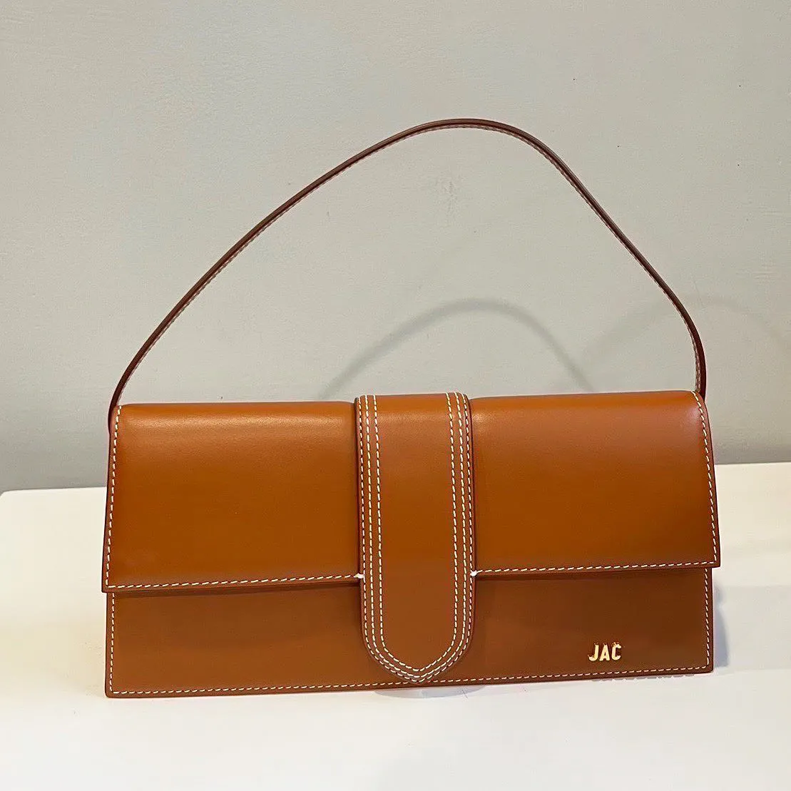 Le Bambino Moyen Luxe Designer Femmes Sacs sous les bras Hommes Pochette Pochette Cross Body Soirée Totes Sac à main Baguette Portefeuilles Classique Sac à bandoulière en cuir véritable