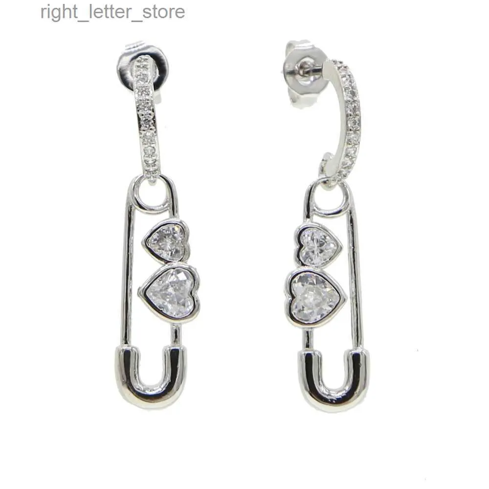 Stud 2023 Été Nouveau design Épingle de sûreté Forme de coeur Dangle Boucles d'oreilles avec Cz Pavé pour les femmes Jolie fille Bijoux de fête de mariage en gros YQ231128