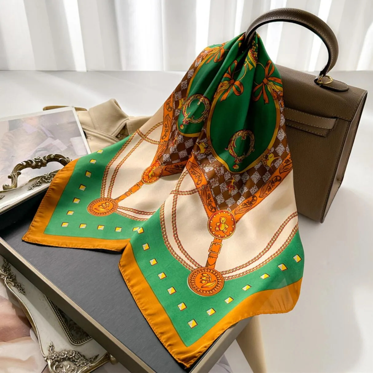 70x70cm Simple Presbyopia Designer Lettres Imprimer Floral Foulard En Soie Bandeau Femmes Mode Poignée Carrée Sac Foulards Paris Épaule Fourre-tout Bagages Ruban Head Wraps