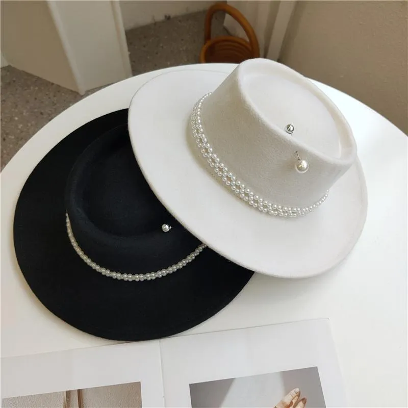 ベレー帽Fedora帽子女性の真珠アクセサリーバンプキャップブラックホワイトオートメンフェドーラファッションフランス8.5cm幅の幅広い卸売2023berets
