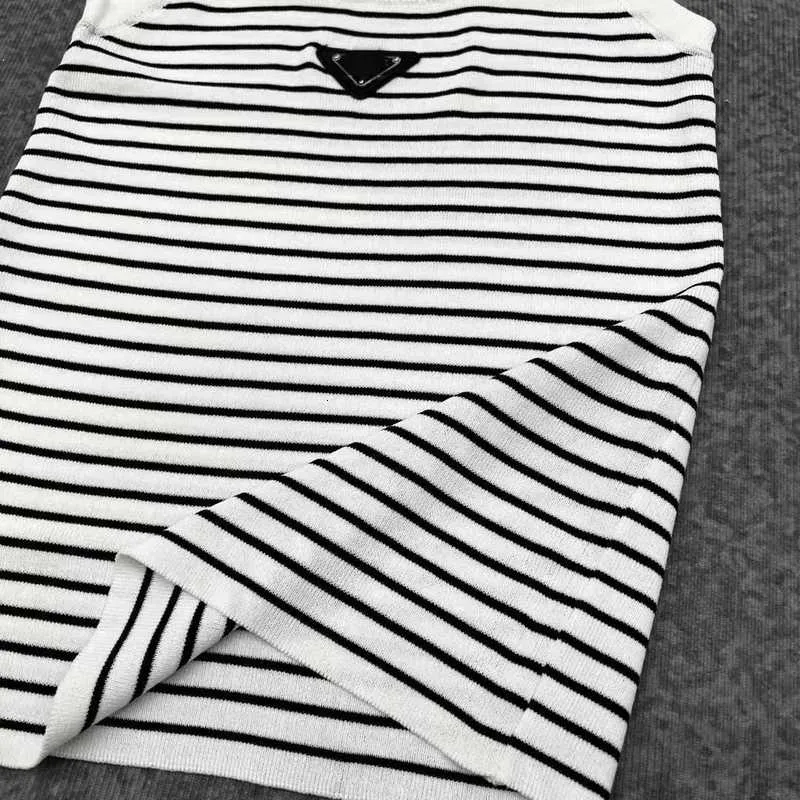 Kvinnors stickor Tees Designer 2023 Summer New Triangle Label Pullover Round Neck Sleeveless Casual Stripe Tank Top Fashion Vy6p