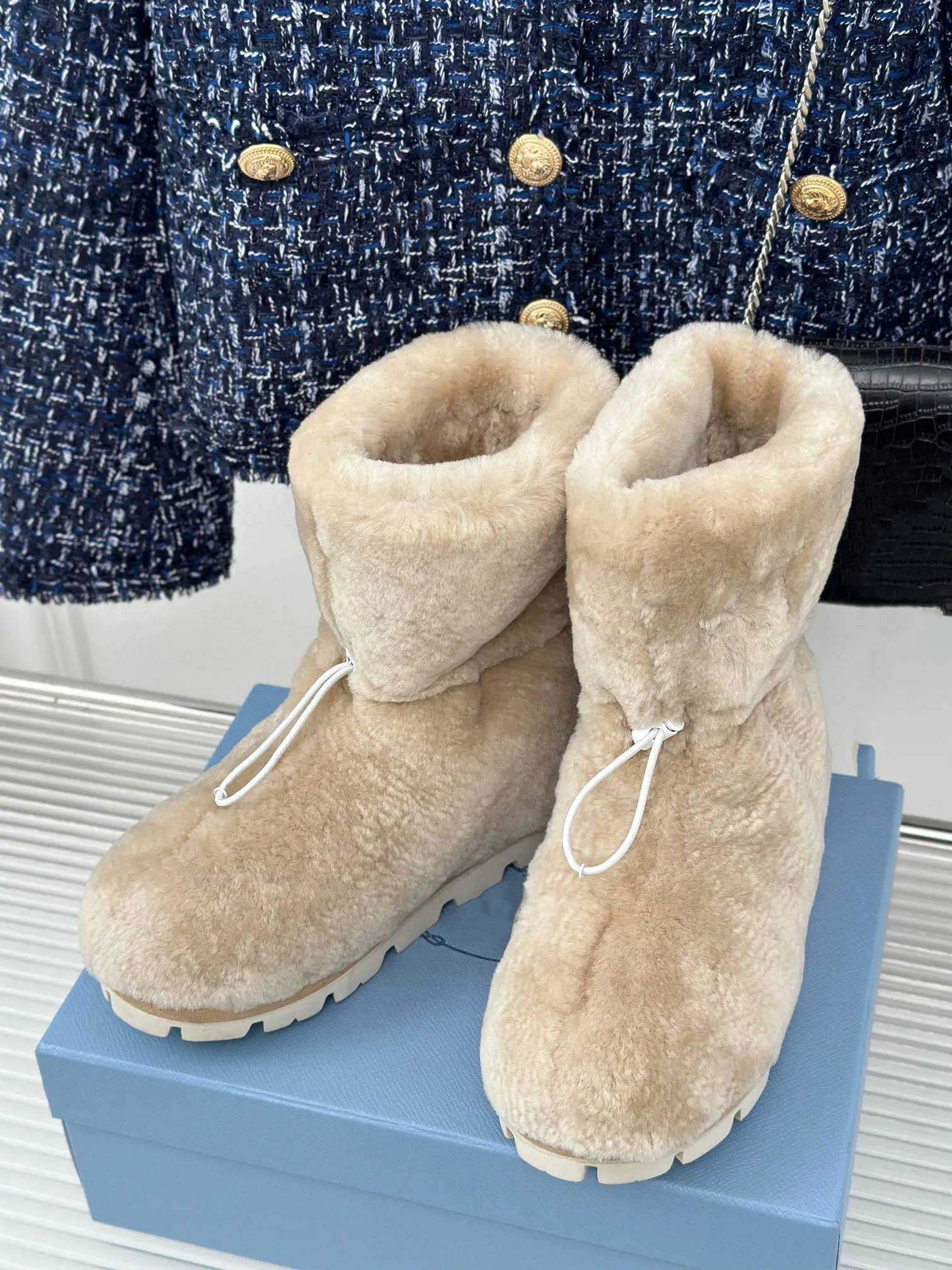 2023 Höst- och vintern NYA TACKSTRING MIDDEL TUBE Fårpäls One Snow Boots Women Plus Cashmere Warm Sweet Cotton Shoes