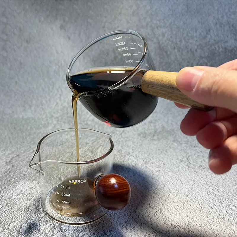 Pichet à lait en Verre ,Tasse à Expresso ,Haute Verre Borosilicaté Tasse Transparente,Ensemble 2 Pièces,50 ml,avec Poignée en Bois, RéSistant à La Chaleur,Facile à Nettoyer, Pour Expresso, Lait,Sauce