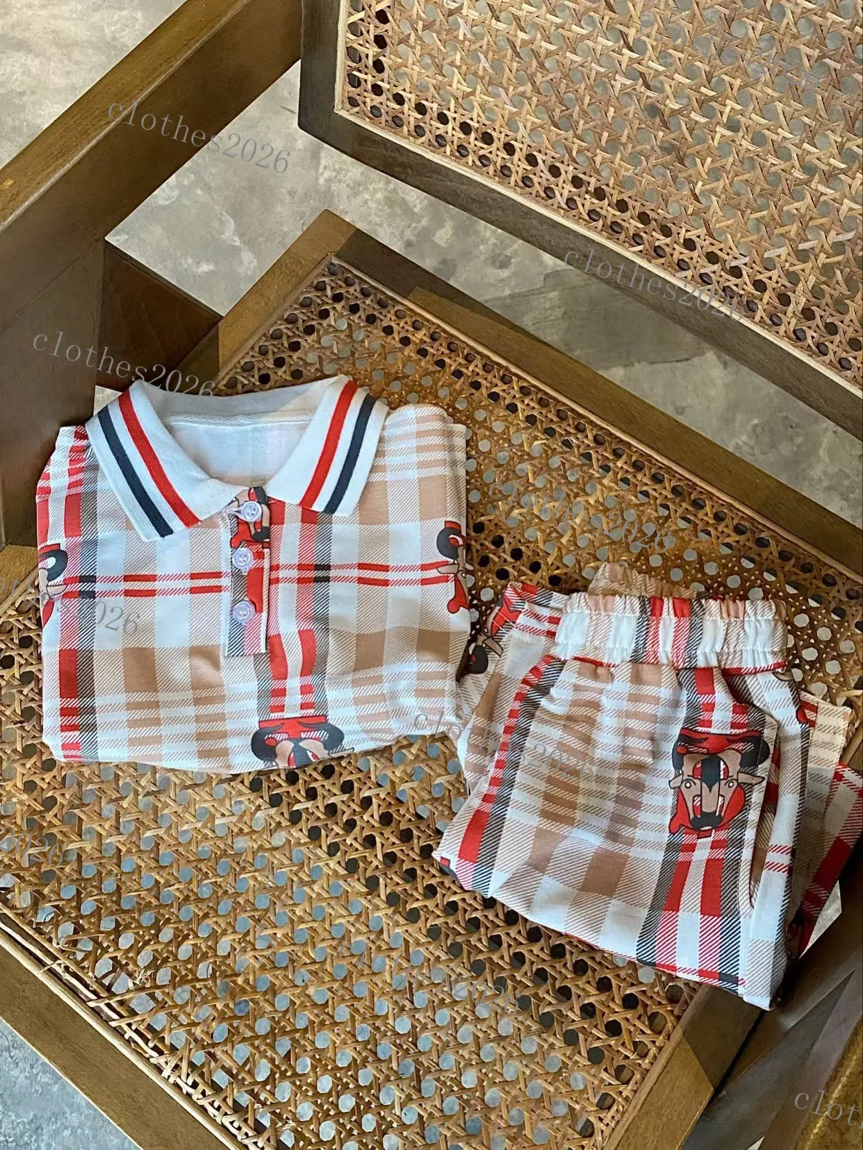 Completi di abbigliamento per bambini Ragazzi Ragazze Tute Completo Lettere Stampa 2 pezzi T-shirt di design Pantaloni corti Tute Chidlren Abbigliamento casual 90-150 Pantaloncini rossi di polo di lusso delle migliori marche