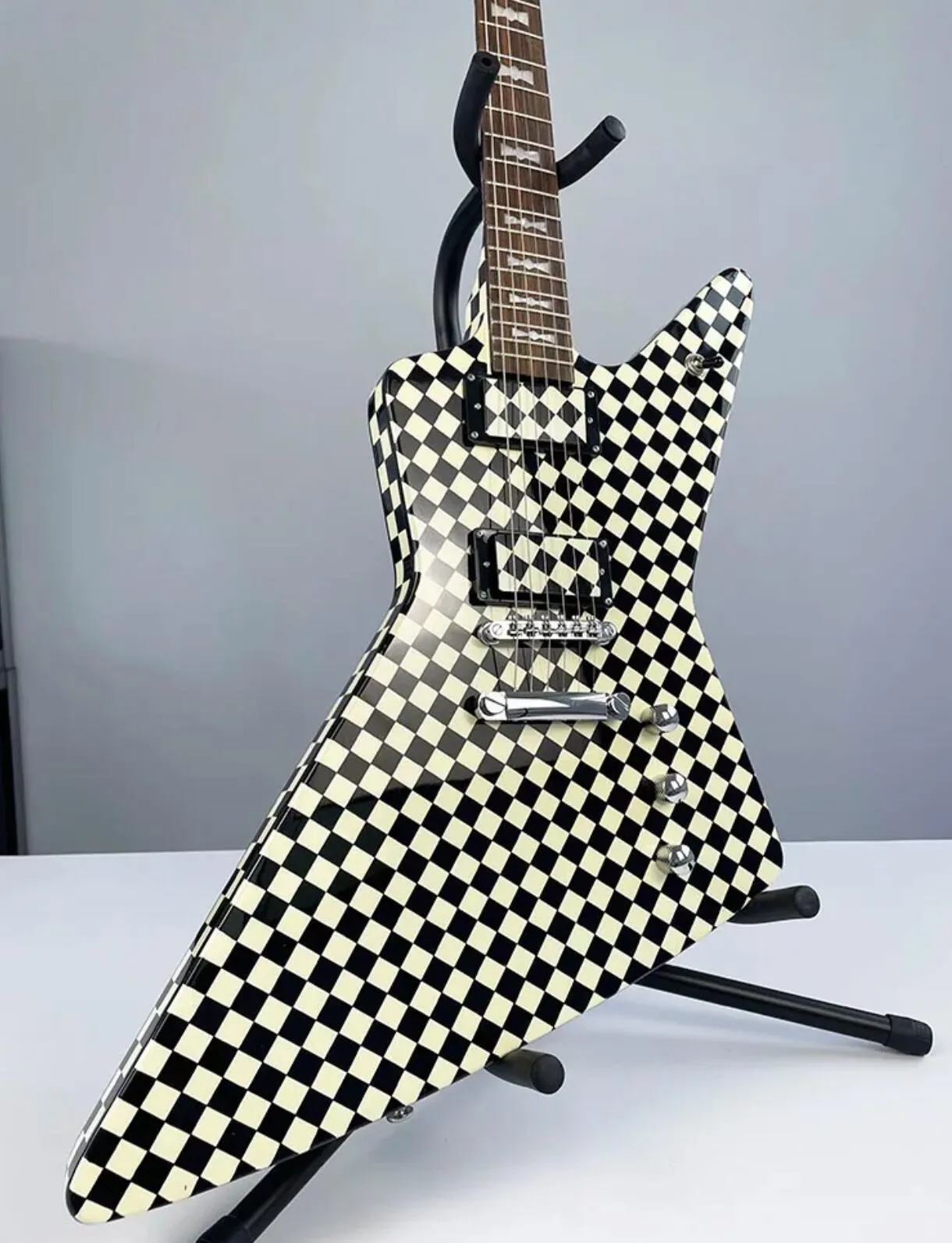 Sällsynt handarbete Rick Nielsen Cheap Trick Checkerboard Electric Guitar Bowtie Inlay Chrome Hardware