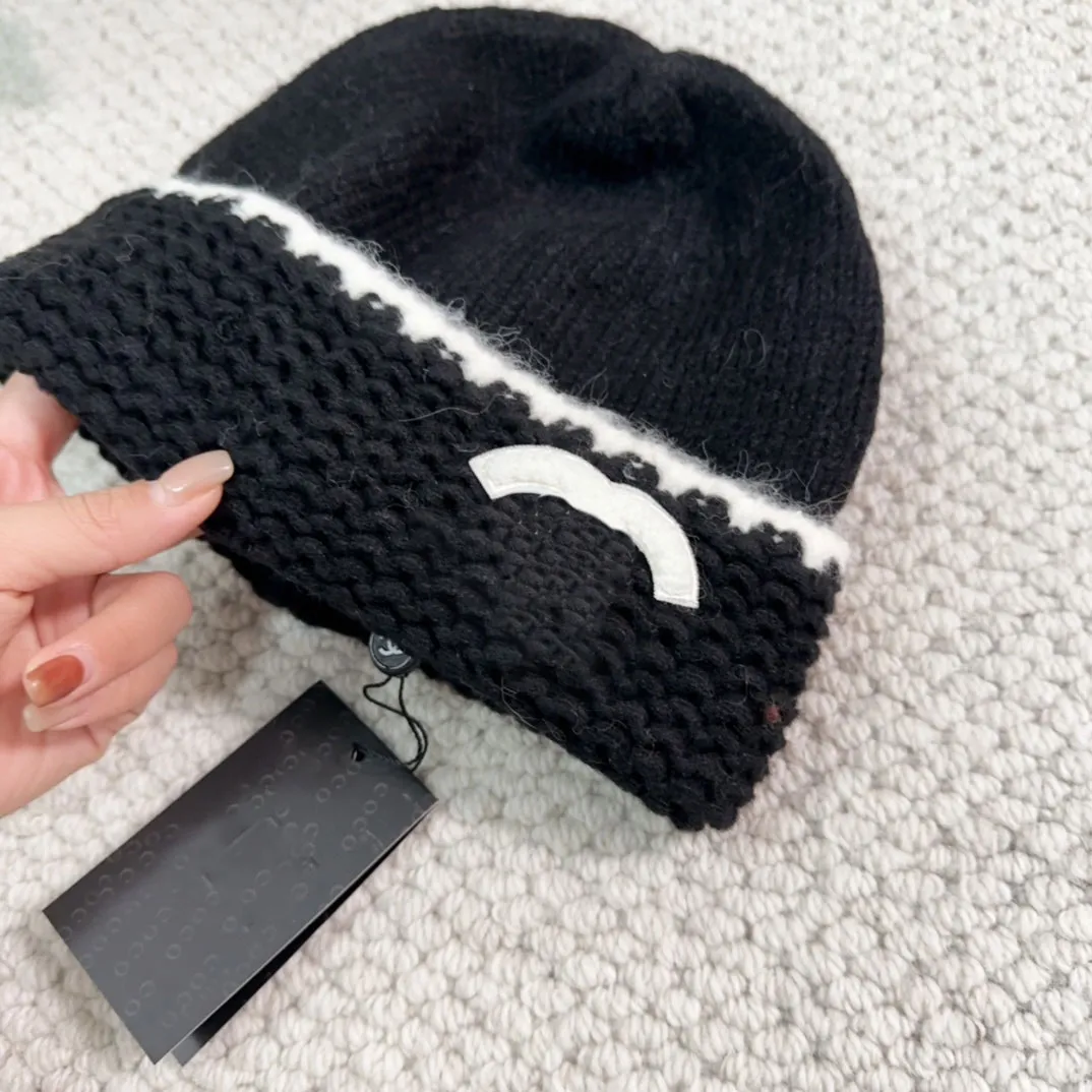 Luxus-Designer-Beanie-Mütze, einfache gestrickte Wollmütze, Herbst- und Winterexplosion von Strickmützen in den Farben Schwarz und Weiß