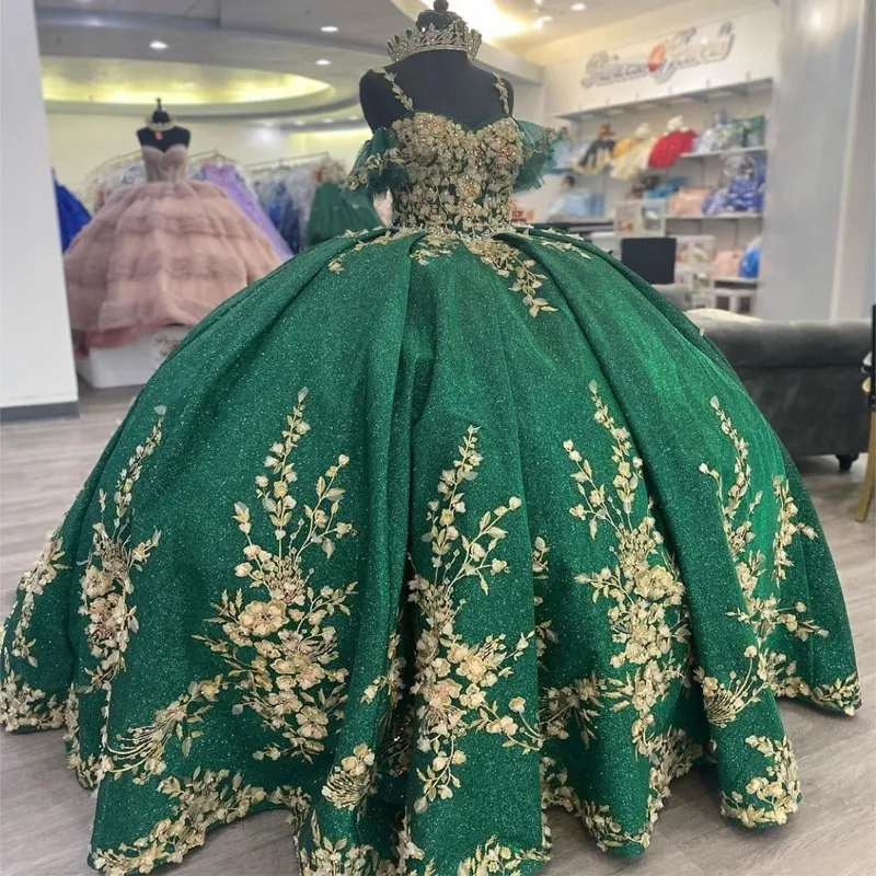 Emerald Green Shiny Quinceanera klänningar för 16 tjej spaghetti rem guldapplikationer pärlor prinsessor bollklänningar födelsedag prom klänning vestidos de de