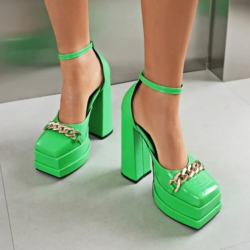 Gloednieuw platform Sandalen Zomer 2023 Gold Chain Design enkel Buckle Chunky Heel Punk Style Street Girls Green Shoes Maat 48