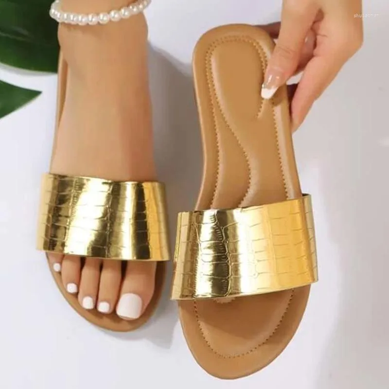 Slippers glamoureuze goud slijbanen vrouwen krokodil in reliëf single band sandalen zomer buiten strand vrouw sexy 2023 mode