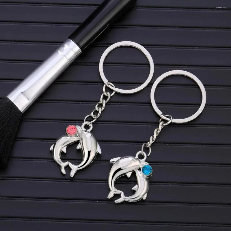 Keychains 1 Pair Lovely Lovers Alloy Key Chain Romantic Distinctive Couple Dolphin Keychain Blue Red Gifts Fashion Accessory 2023