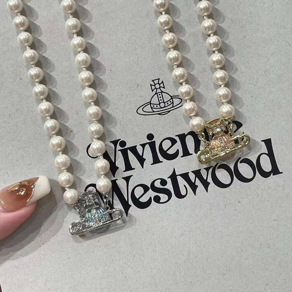 Designer vivienen Westwoods New Viviane Empress Dowager Saturn Pins Pearl Enamel Necklace Light Luxury Sweet Blue Orange Planet Pearl Collar Chain