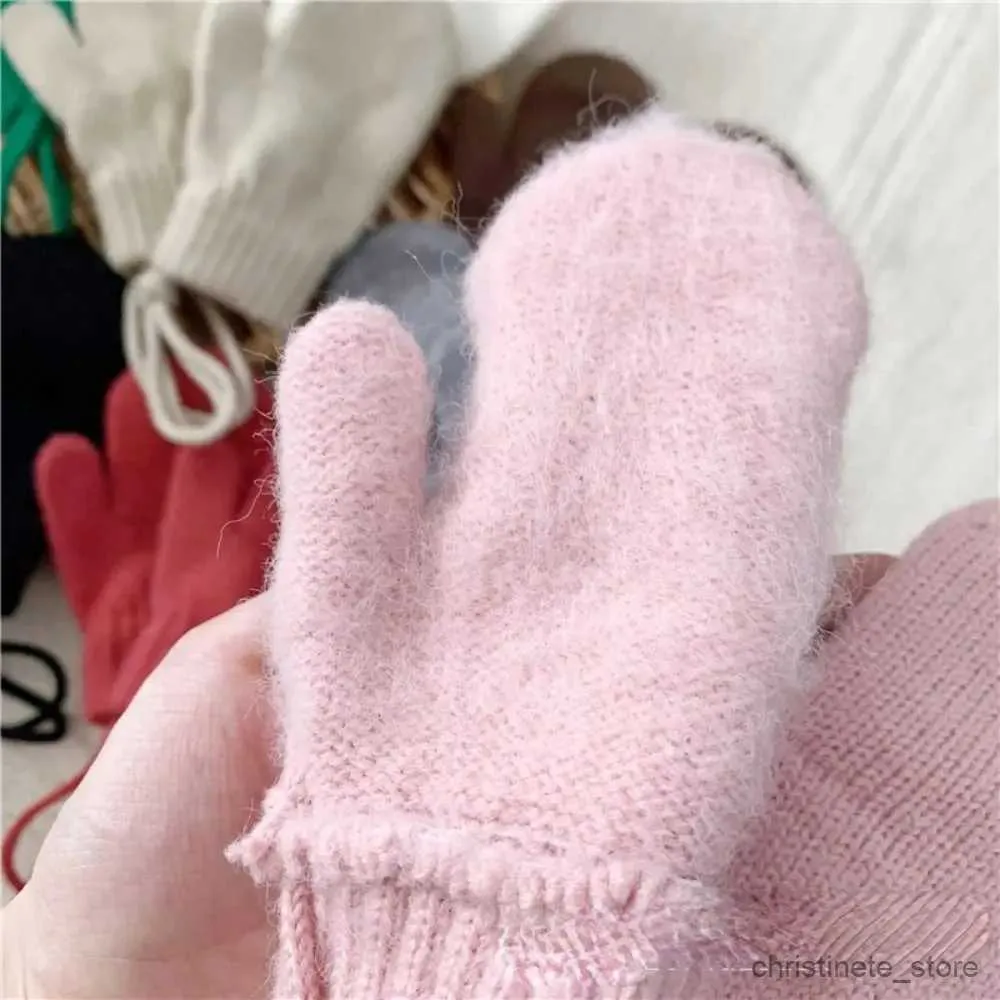 Dziecięce Nowe zimowe ciepłe rękawiczki dla niemowląt z smyczką wiszącą rękawiczki szyi Dzieci Pełne rękawiczki palców dla 1-3 lat ciepłe rękawiczki R231128